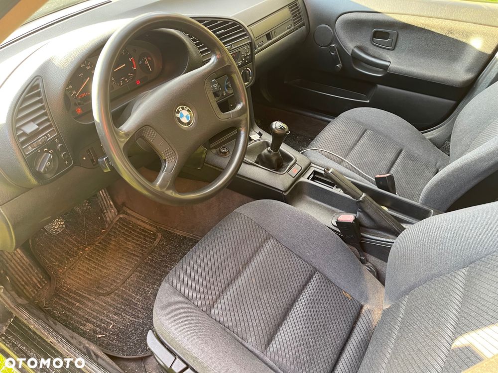 BMW Seria 3 318i - 4