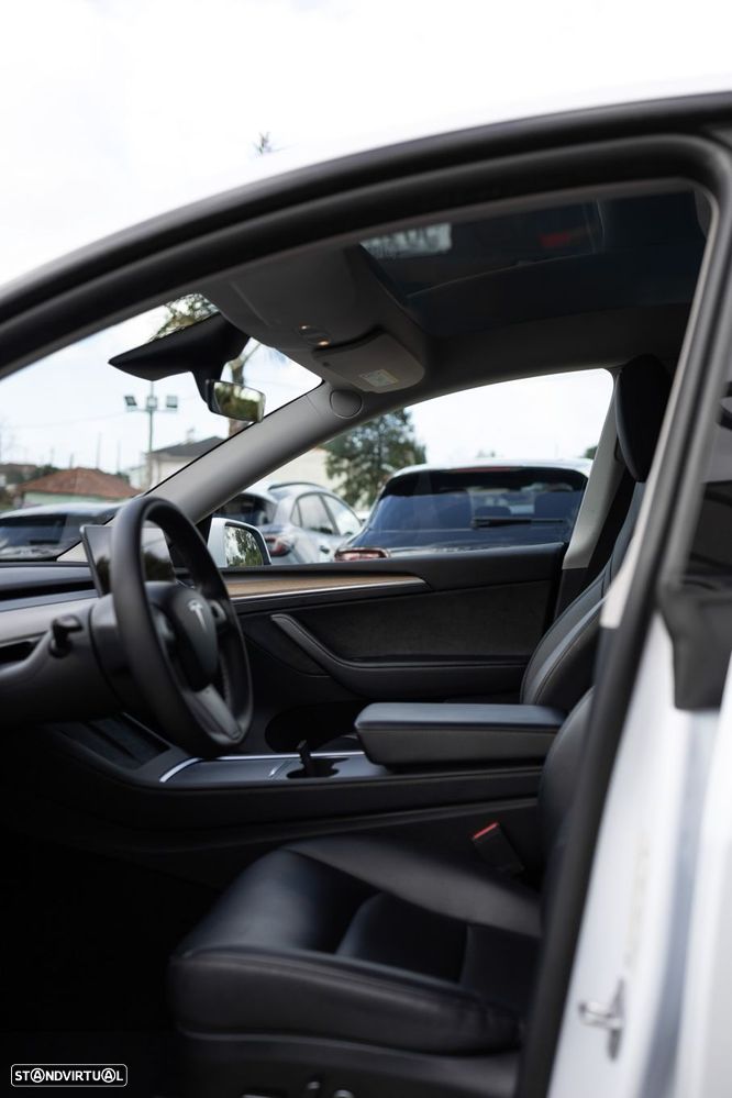 Tesla Model Y Standard RWD - 14