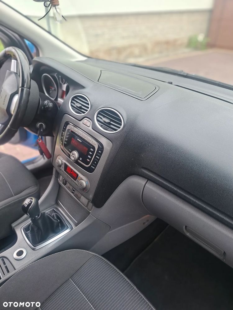Ford Focus 2.0 16V Trend - 11