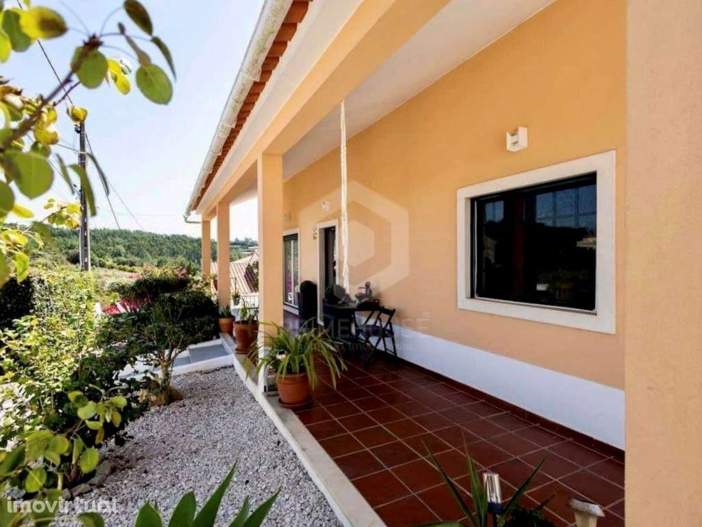 Moradia Isolada T4+1 com Piscina, Jardim e Garagem Box - Grande imagem: 2/27