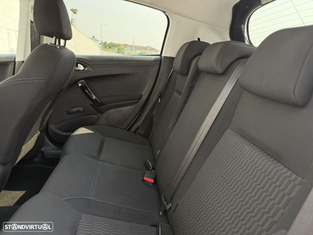 Peugeot 208 1.2 PureTech Signature — fotografia 15