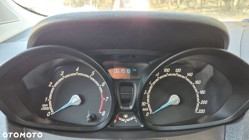 Ford Transit Courier - 10