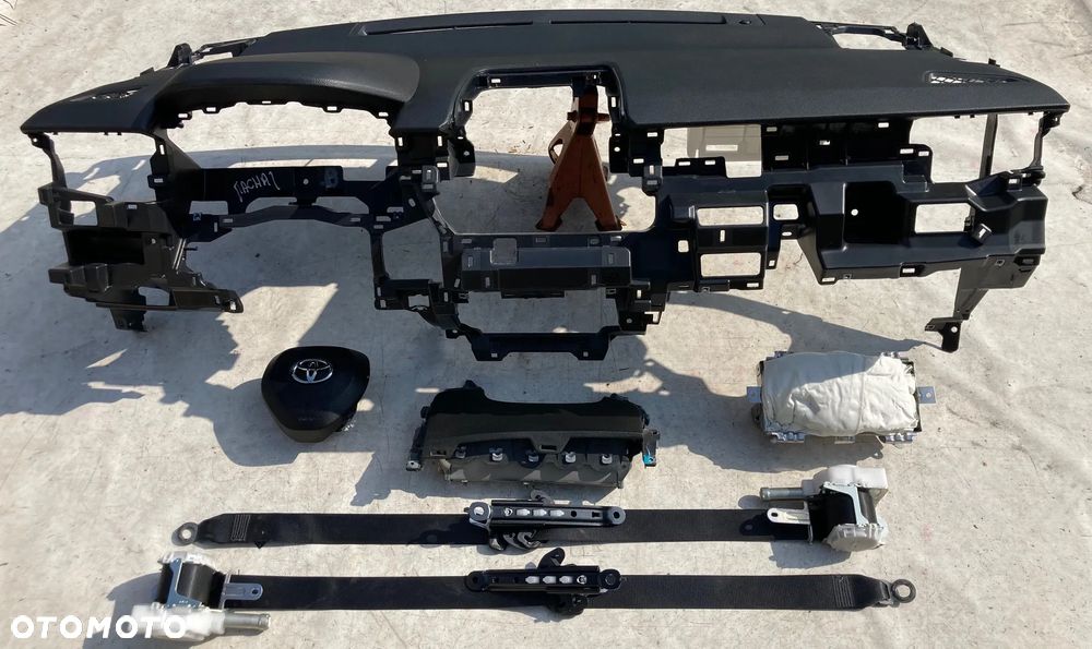 TOYOTA COROLLA CROSS DESKA KONSOLA KOKPIT PULPIT PÓŁKA PARAPET AIRBAG PODUSZKI KURTYNA KURTYNY FOTELA FOTELOWE PASY PAS - 3