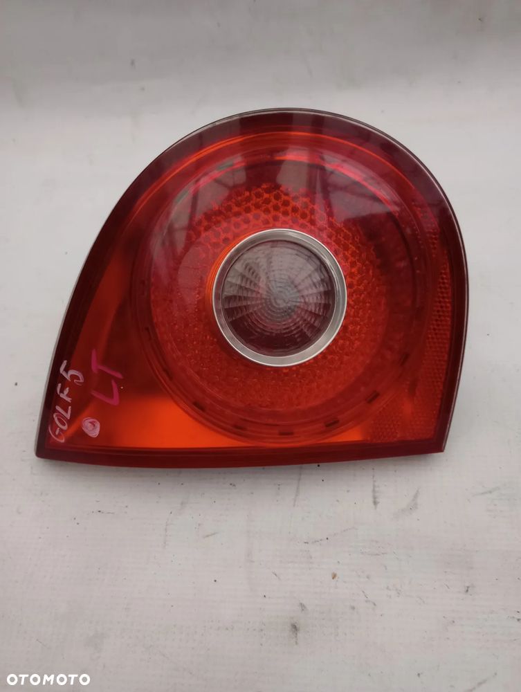 Volkswagen Golf V Lampa Lewy Tył W Klapę 1K6945093J - 1