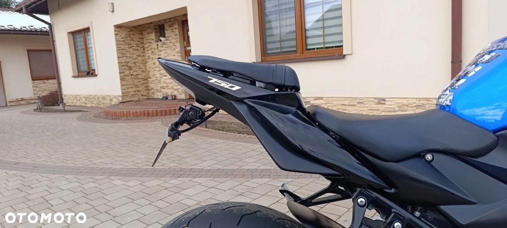 Suzuki GSR - 21