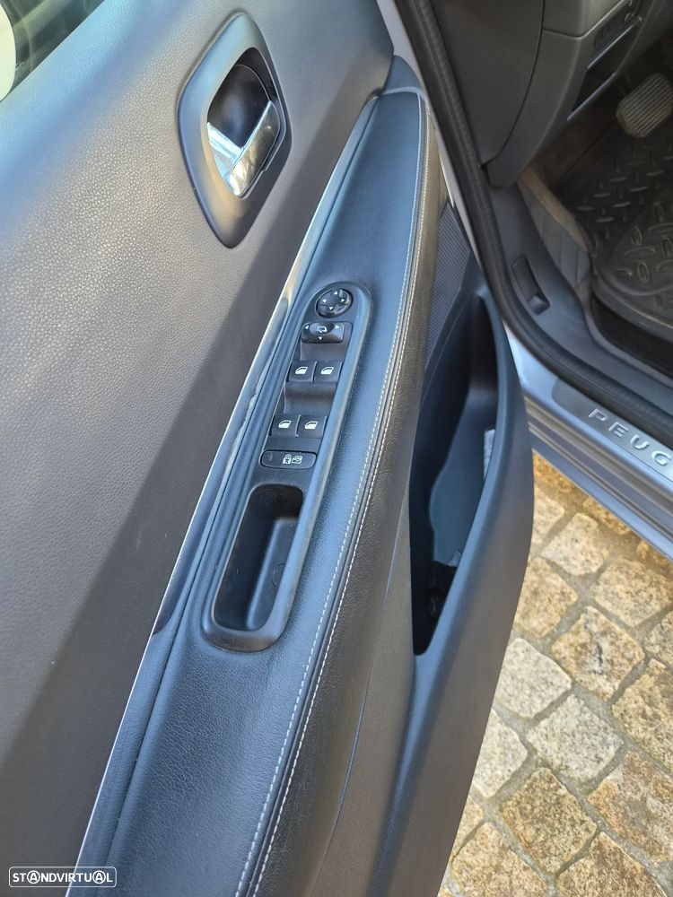 Peugeot 5008 1.6 E-HDi 7L Allure 2-Tronic - 17