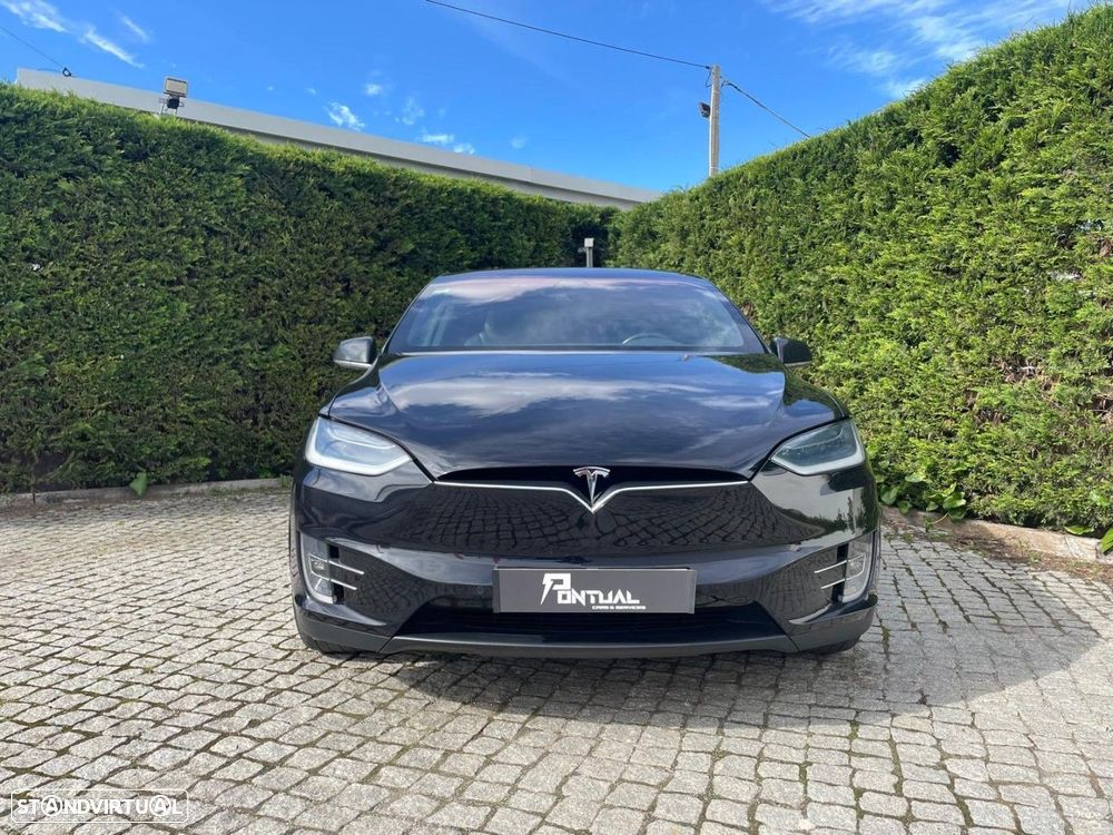 Tesla Model X - 12