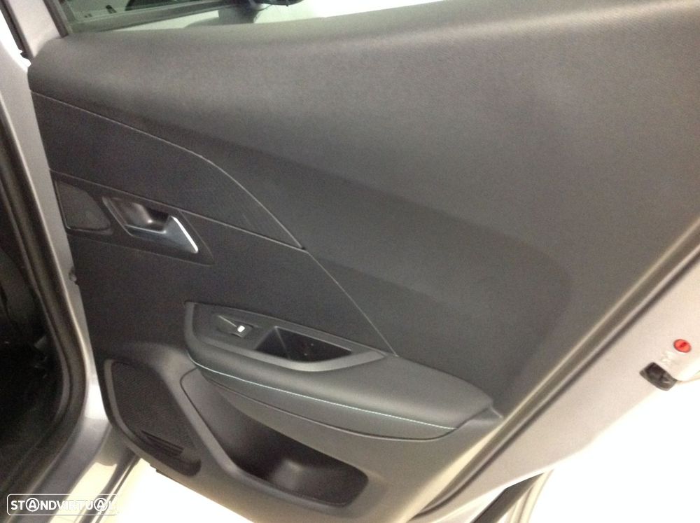 Peugeot 2008 1.2 PureTech Allure EAT8 - 23