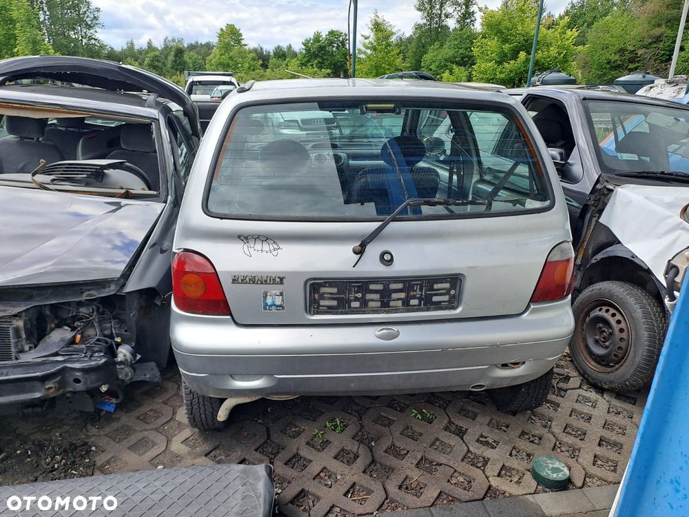 Renault Twingo (98-07r.) 1.2 B 54KM. Silnik C3G 700 ; C3G 702 Skrzynia JB1052. Cały na części. GWARANCJA !!! Przód Tył Zestaw Komplet Drzwi Klapa Zderzak Błotnik Maska Grill Atrapa Szyba Pas Lampa Lusterko Boczki Fotel Kanapa Kokpit Deska Rozdzielcza Przełącznik Włącznik Sterownik Przewody Wiązka Instalacja Moduł Komputer Czujnik Listwa Pompa Alternator Wtryski Głowica Rozrusznik Kompresor Sprzęgło Dwumas Silnik Skrzynia ABS Klimatyzacji Paliwa Wspomagania Kolektor Turbina Przepustnica Zawór Chłodnica Koło Hak Belka Sanki Zawieszenie Mcpherson Półoś Amortyzator Wydech Tłumik Zacisk Most - 4