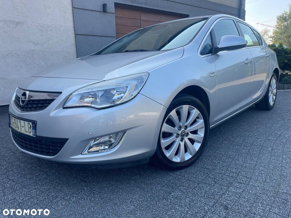 Opel Astra 2012 photo 2