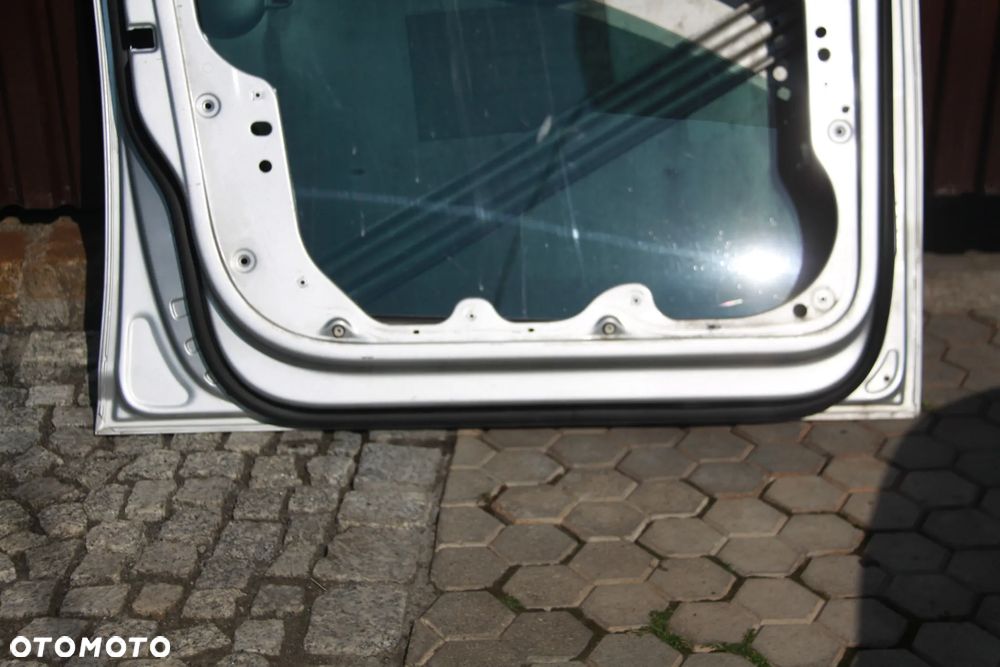 VW TOURAN 1  Drzwi Prawy  Przód  Kolor LA7W - 11