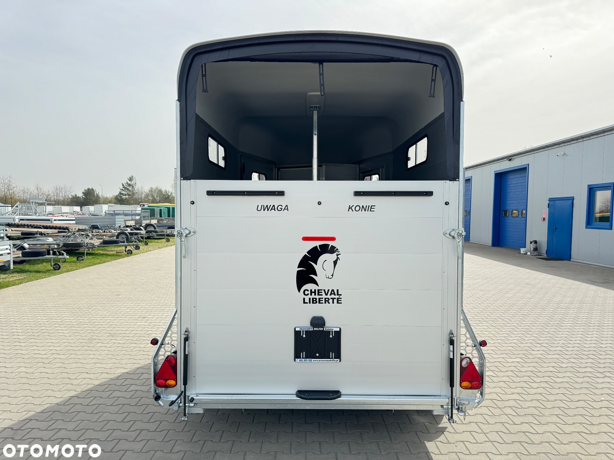 Cheval Liberte Touring Country XL przyczepa na dwa konie | duża siodlarnia | drzwi boczne | rampa przednia | 387×179 cm | ALUMINIOWA | Debon | dostawa | mocna i solidna | - 41