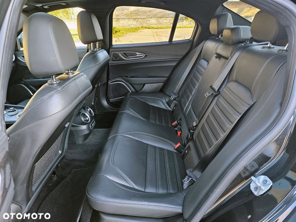 Alfa Romeo Giulia 2.0 Turbo 16V AT8-Q4 Veloce - 9