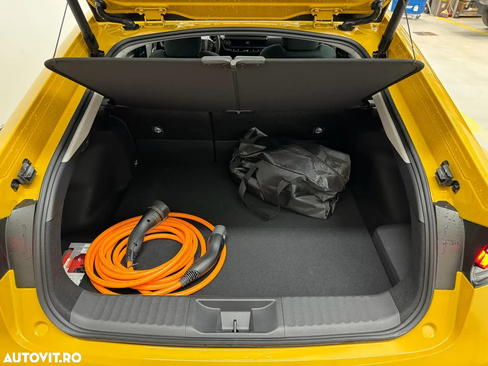 Toyota Prius 2.0 FWD PHEV Dynamic - 10
