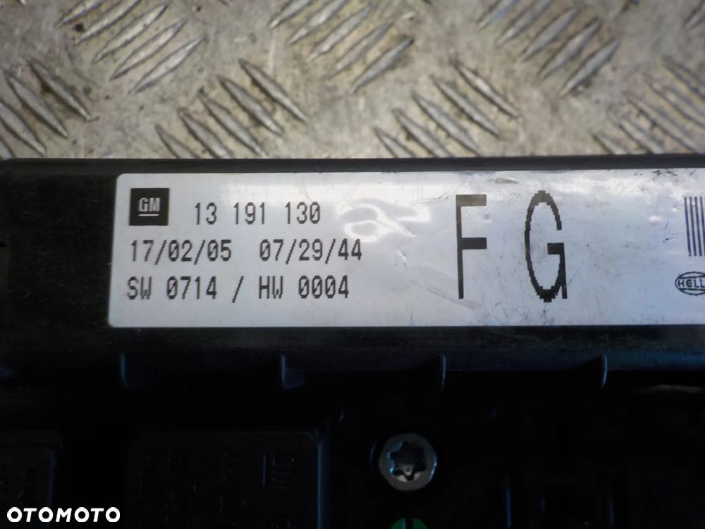 OPEL ASTRA H 1.6 16V SKRZYNKA BEZPIECZNIKÓW 13191130 - 2