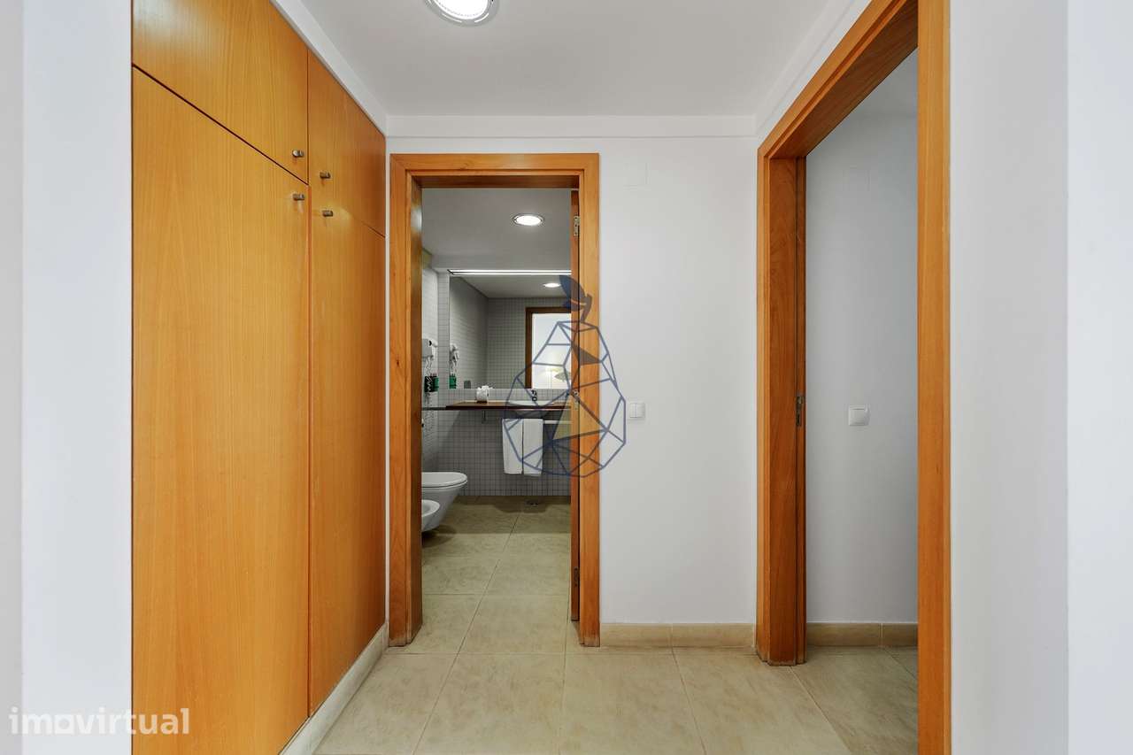 Apartamento T1 com Garagem  em Condomínio de Luxo com Piscina Exterior - Grande imagem: 5/50