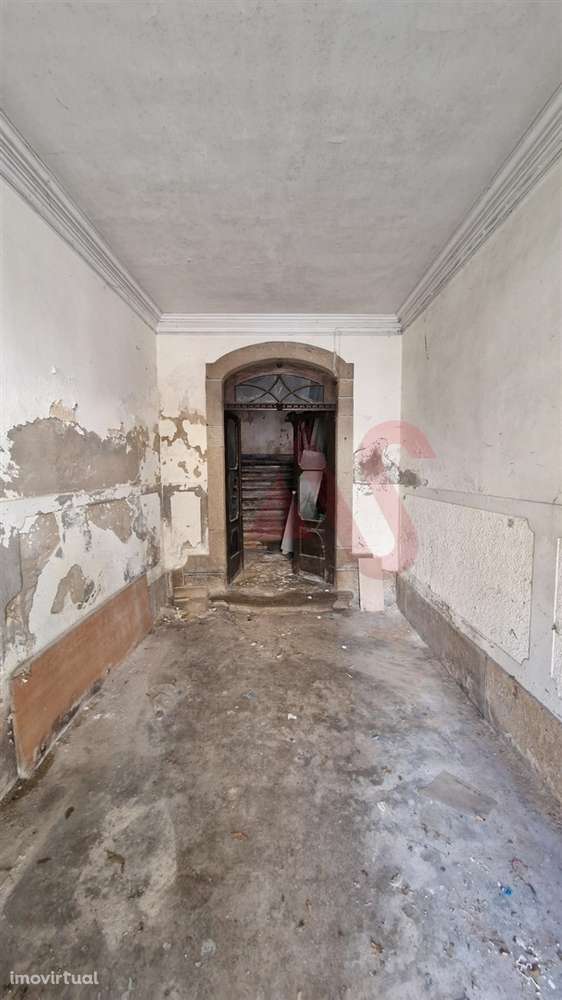 Prédio Urbano com Comércio e Habitação no Coração de Guimarães - Grande imagem: 5/25