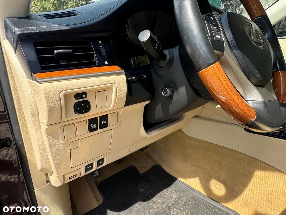 Lexus ES Standard - 16