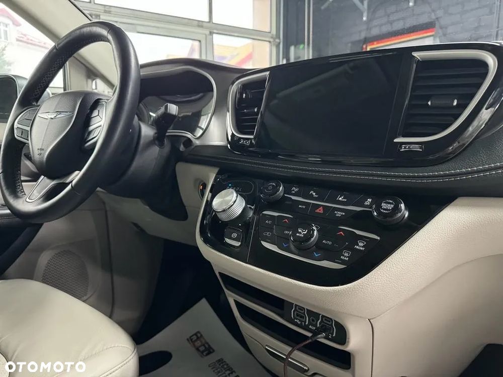 Chrysler Pacifica - 13
