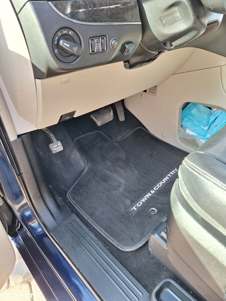 Chrysler Town & Country - 14