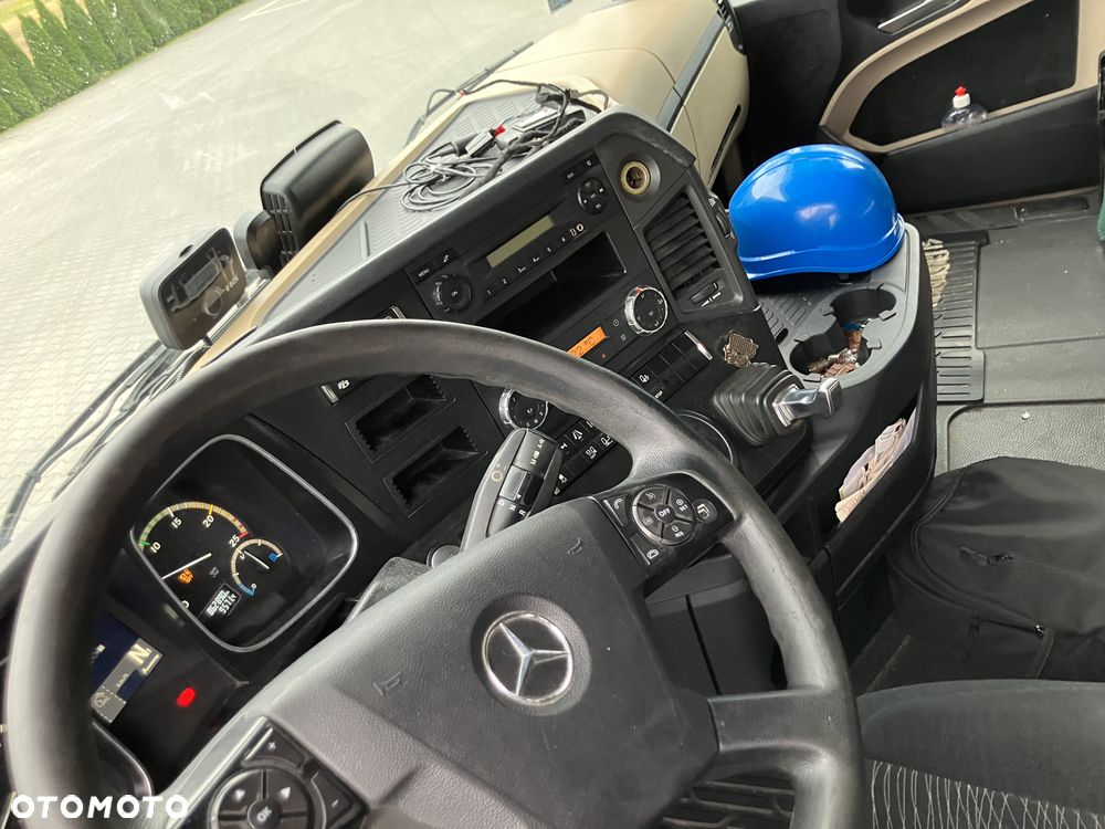 Mercedes-Benz MP4 - 9