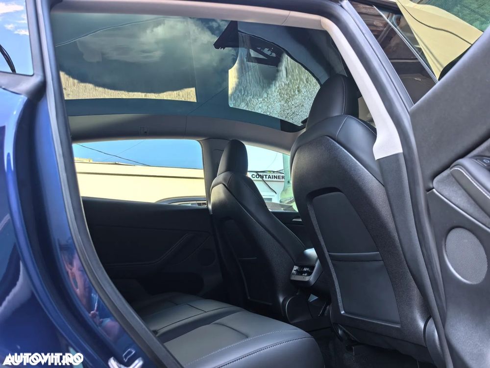Tesla Model Y Long Range AWD Premium - 12