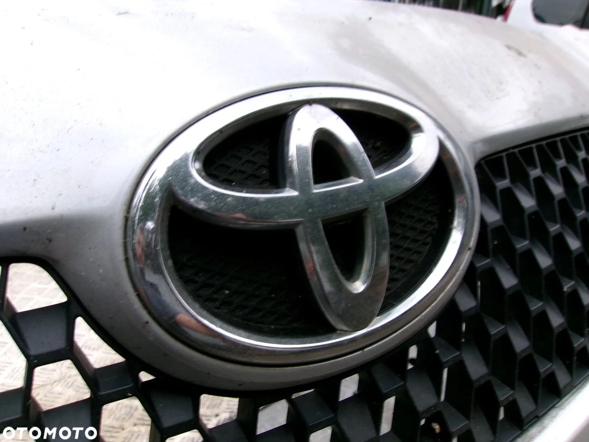 ZNACZEK EMBLEMAT TOYOTA YARIS II  05-09 - 1