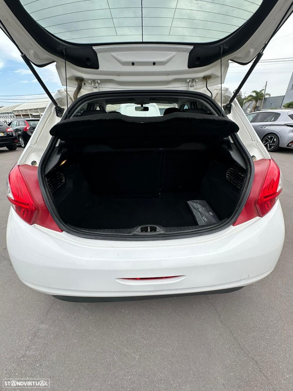 Peugeot 208 1.4 HDi SE Style - 12