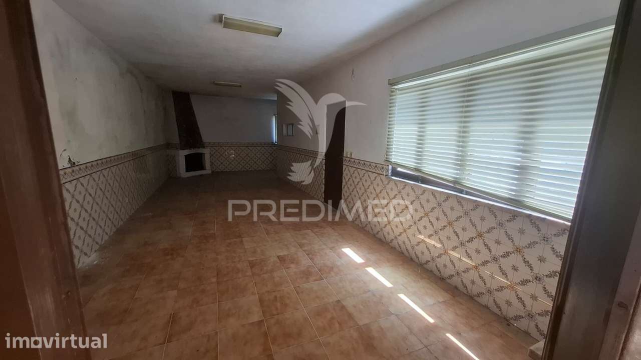 Moradia T2 com anexos e terreno em Arneiro das Milhariças - Grande imagem: 2/23