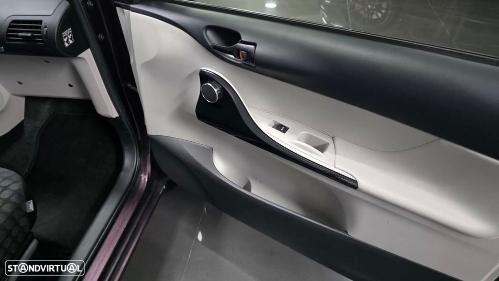 Toyota iQ 1.0 VVT-i 2 MultiDrive - 11