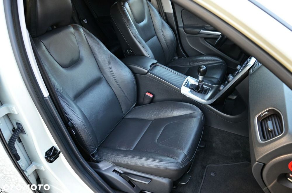 Volvo V60 D3 Summum - 38