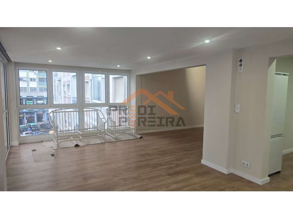 Apartamento T3 com terraço e varanda, centro de Odivelas. - Grande imagem: 3/33