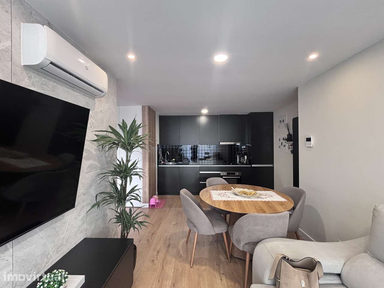 T1+1 com Suíte, 2 Varandas e Garagem — 337.000 € - Grande imagem: 2/21