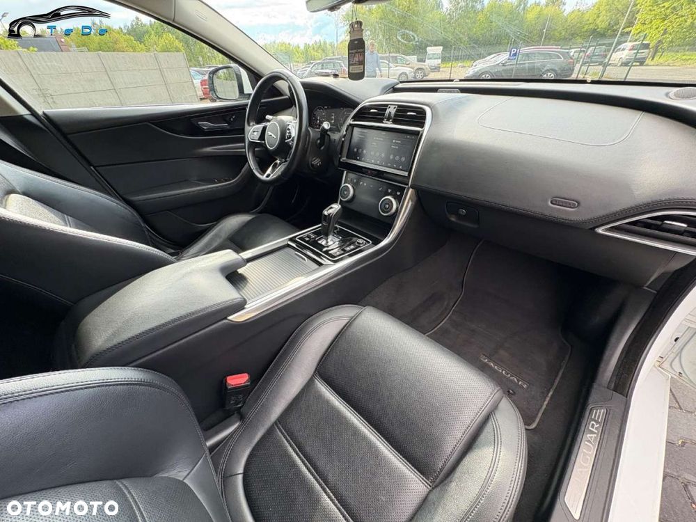 Jaguar XE 2.0 D180 R-Dynamic SE - 30