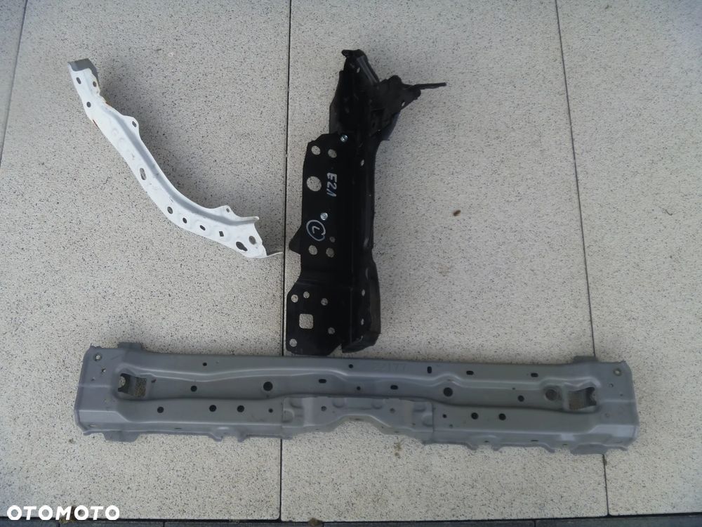 TOYOTA COROLLA E21 KOMBI HB PAS PRZEDNI WSPORNIK PRAWY - 1