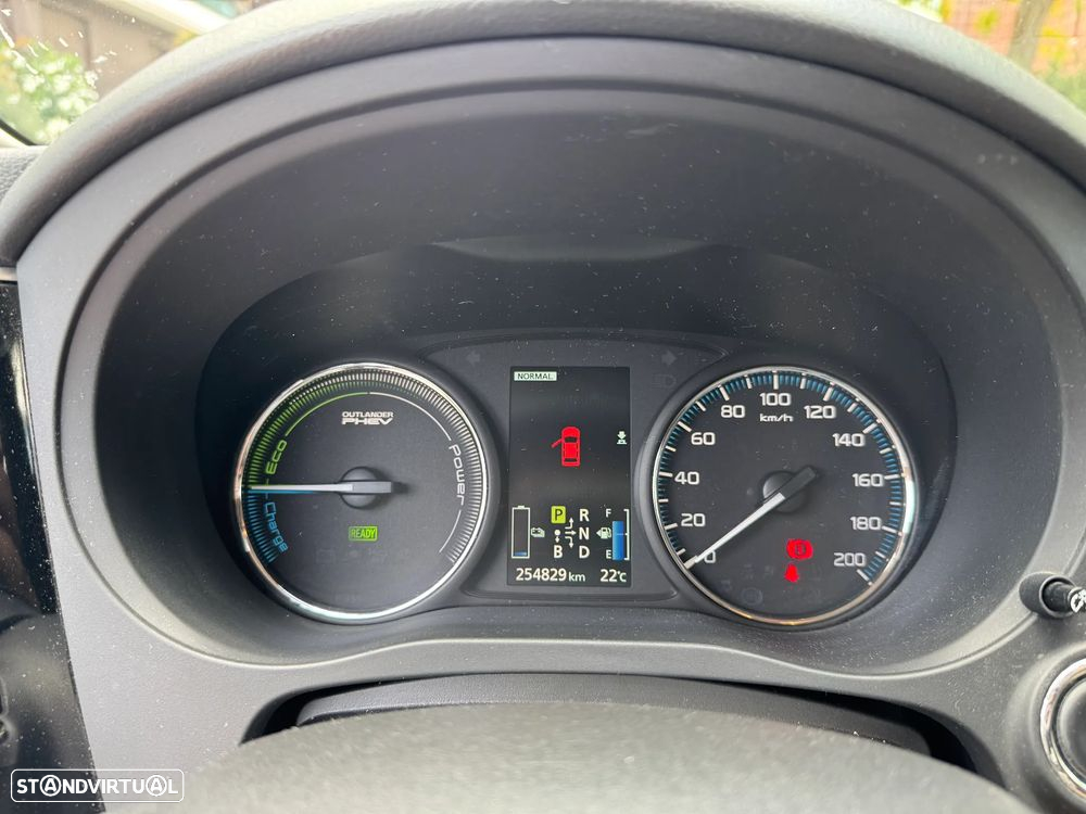 Mitsubishi Outlander 2.0 PHEV Instyle Navi - 14