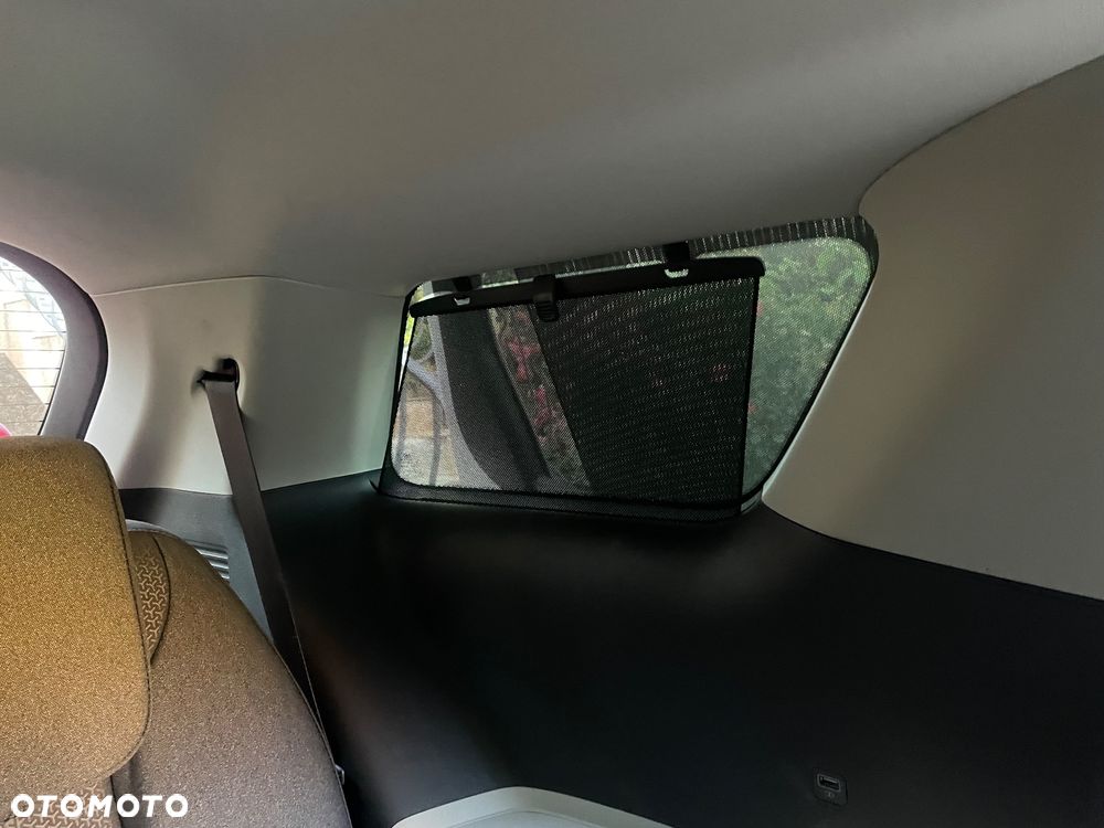 Kia Carnival - 24