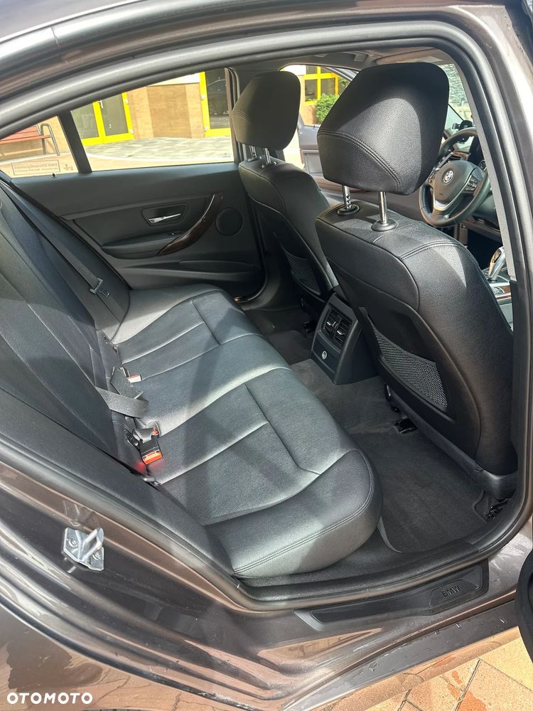 BMW Seria 3 328i xDrive - 33