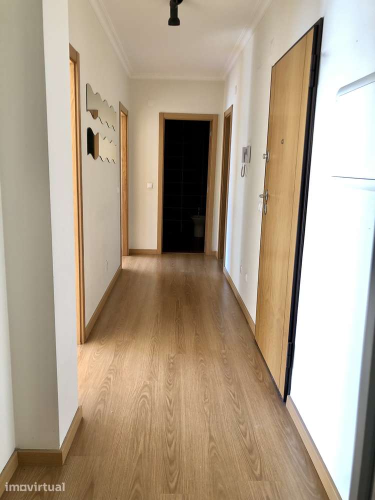 Apartamento T1 com garagem junto ao Serra Shopping e City Center - Grande imagem: 3/14