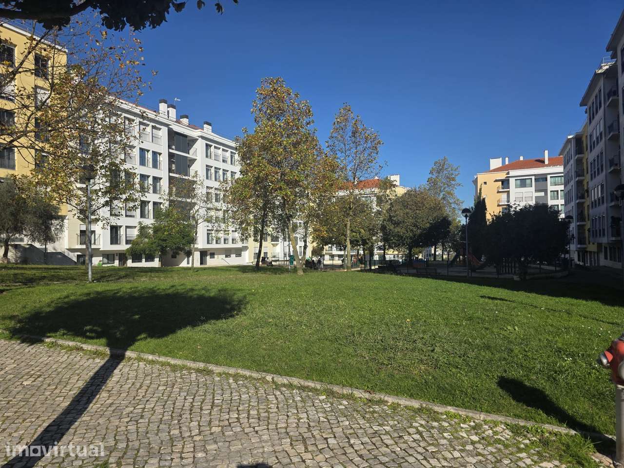 Espaço Comercial com 80m2, em funcionamento, parqueamento e arrecadaçã - Grande imagem: 2/7