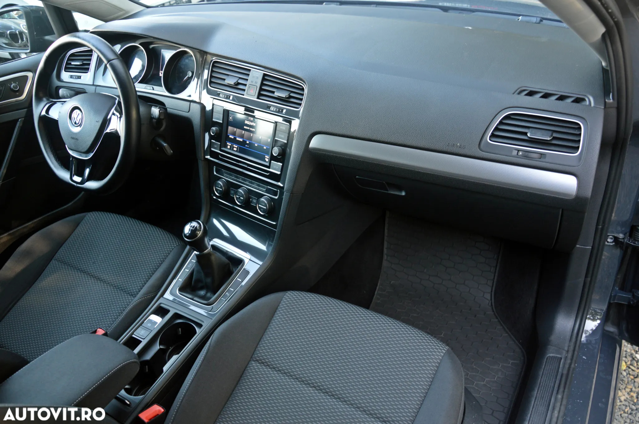 Volkswagen Golf 1.6 TDI Comfortline - 23