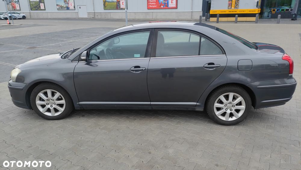 Toyota Avensis 2.2 D-4D Sol - 2