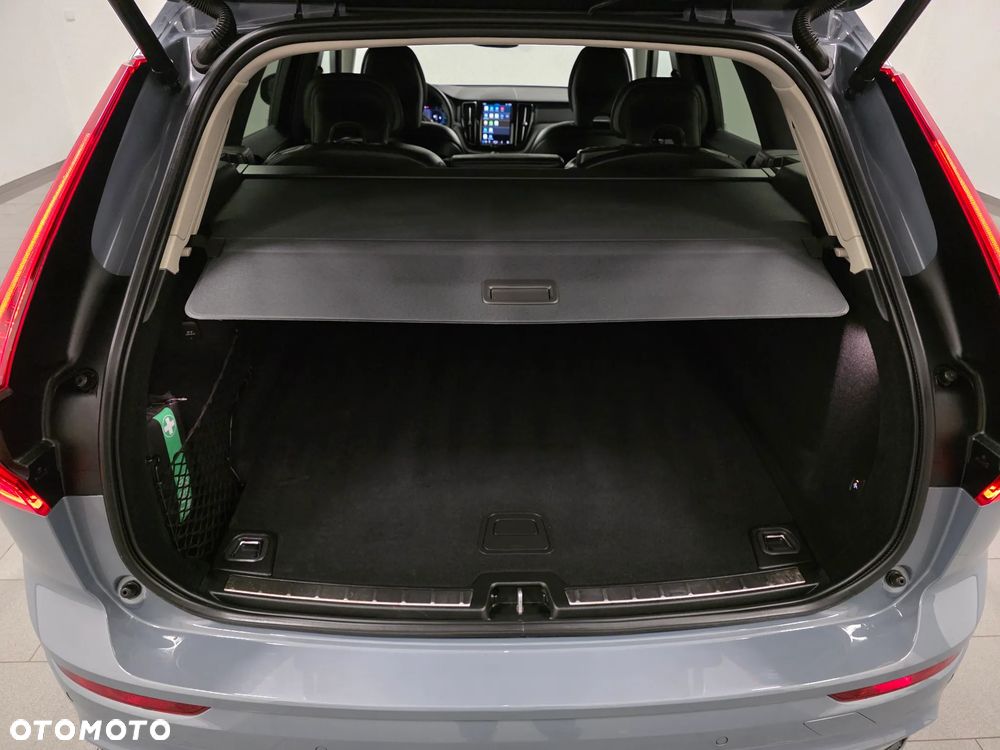 Volvo XC 60 B4 D AWD Plus Dark - 39