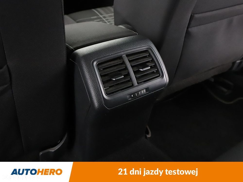 Volkswagen Golf - 33