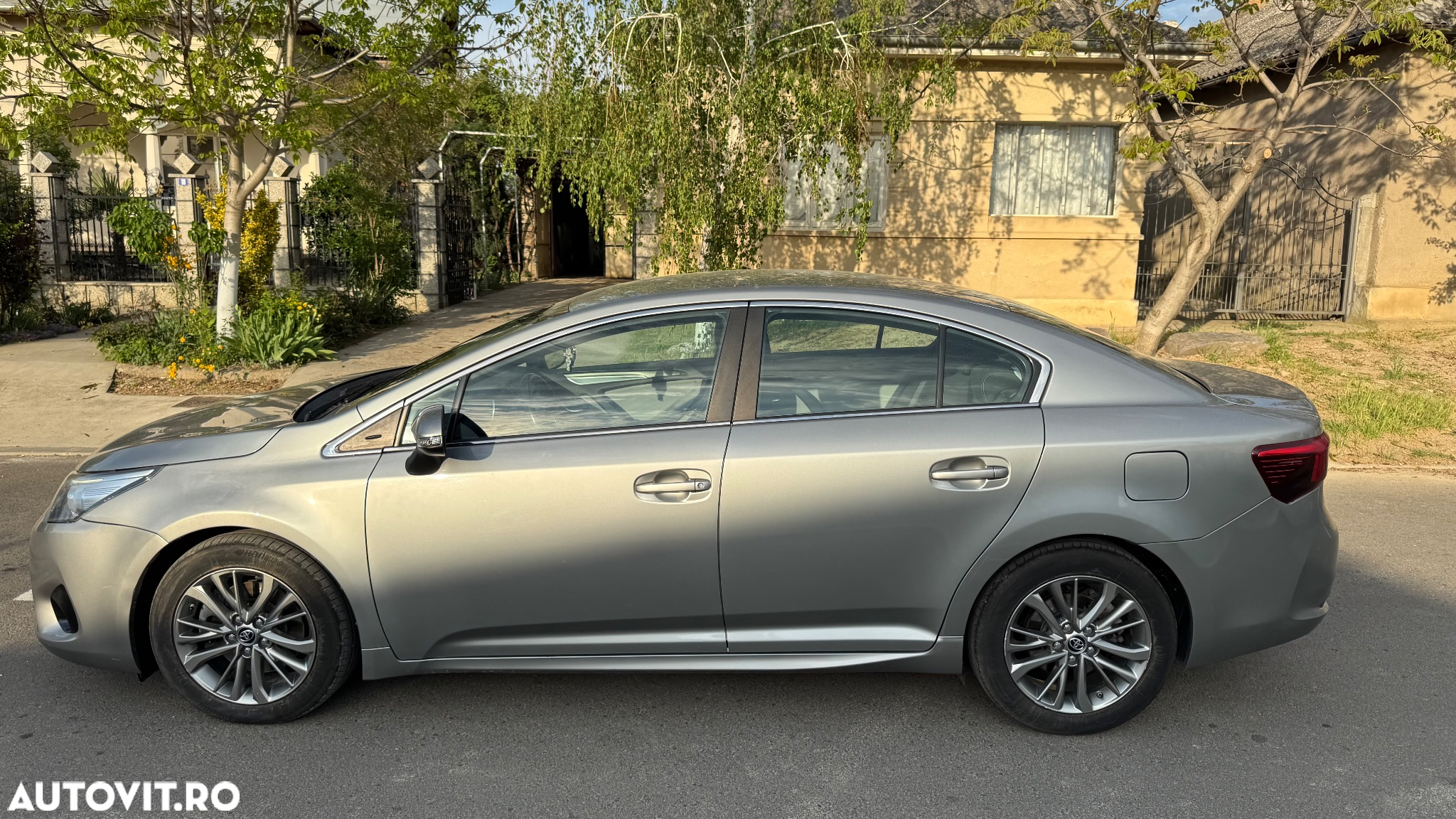 Toyota Avensis 2.0 D-4D Executive - 3