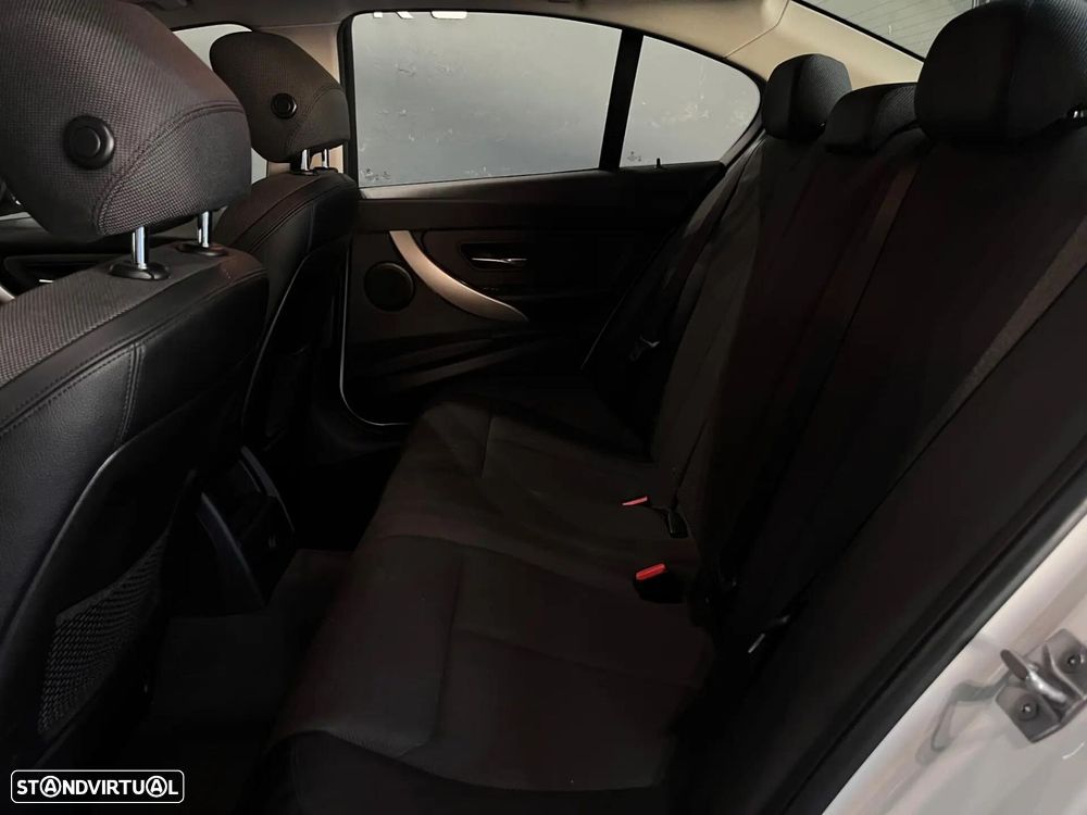 BMW 318 d Line Sport - 12