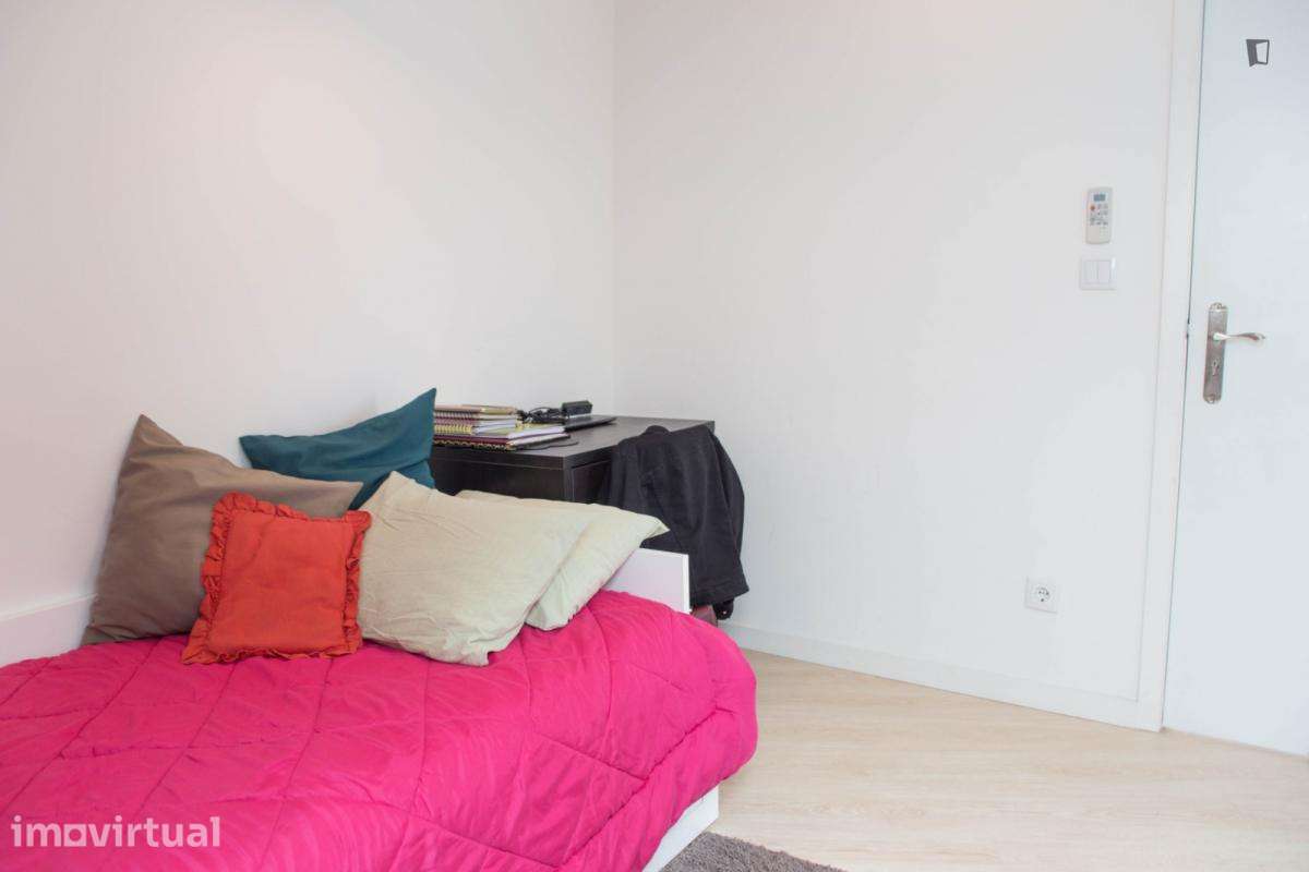 Quarto - localizado em Rio Tinto Porto - Grande imagem: 3/53