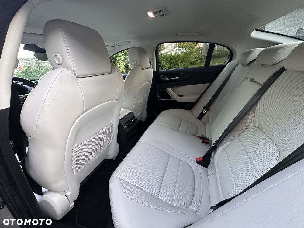 Jaguar XE 2.0 P250 R-Dynamic Black - 3