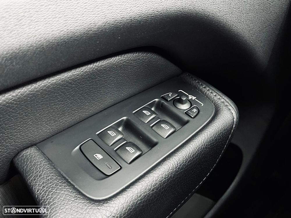 Volvo XC 60 2.0 T8 PHEV Momentum Plus AWD - 33
