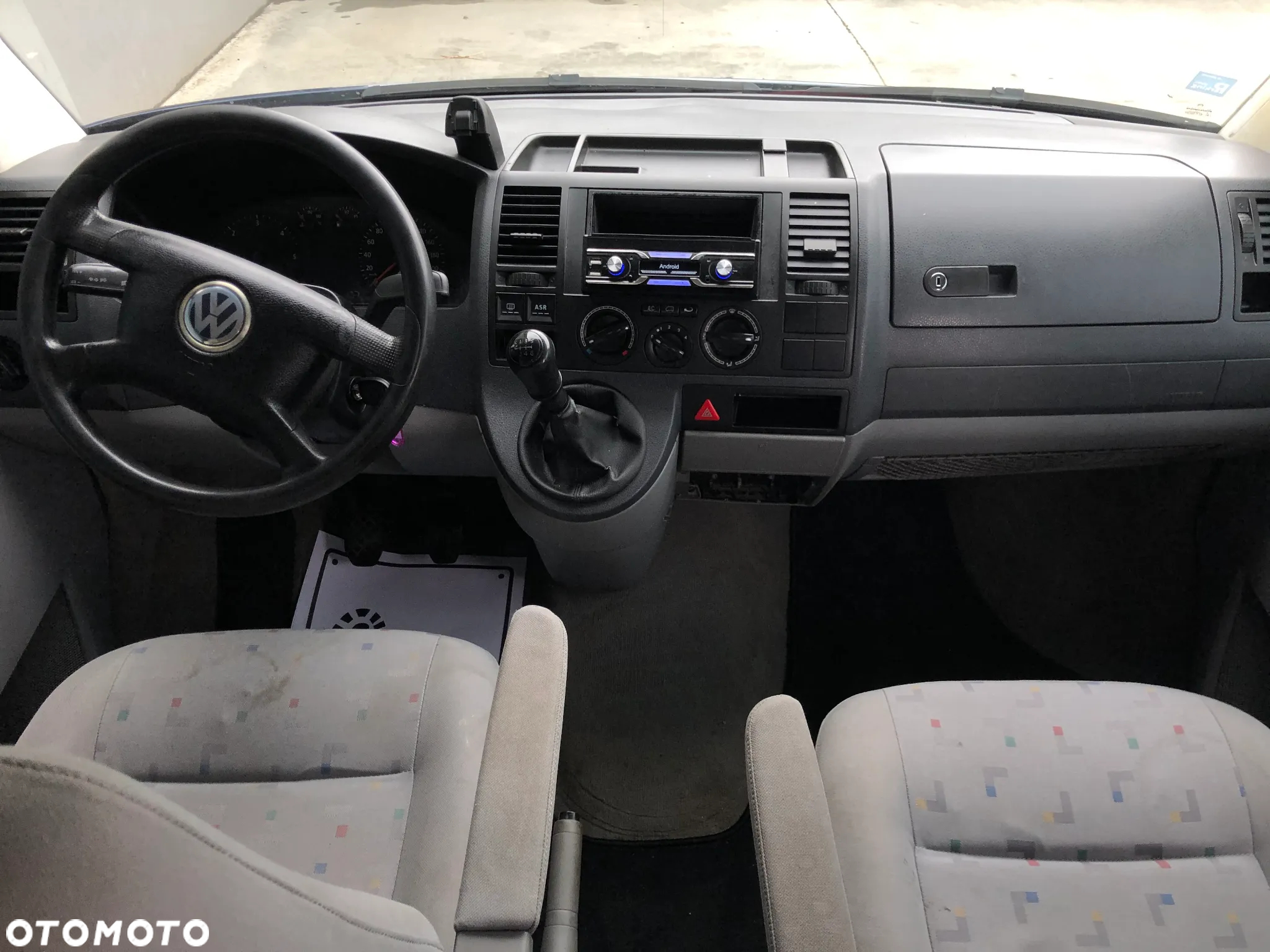 Volkswagen Caravelle - 10